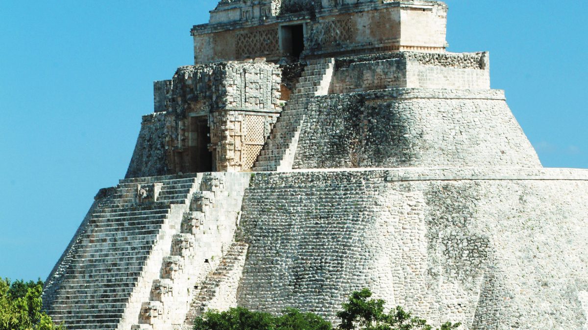 The archaeological site of Uxmal – “The thrice built” is a masterpiece of the Puuc style. This Mayan site is located next to the only mountain range of the Yucatan and very close to the state of Campeche.